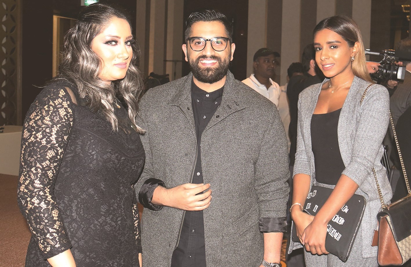 علي نجم يتوسط فاطمة العلي وكارول