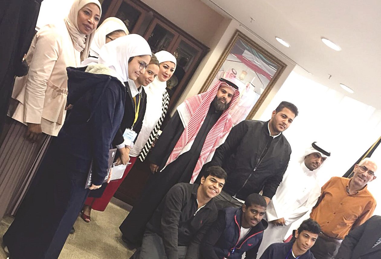 ... وخلال تكريمهم من مدير المنطقة