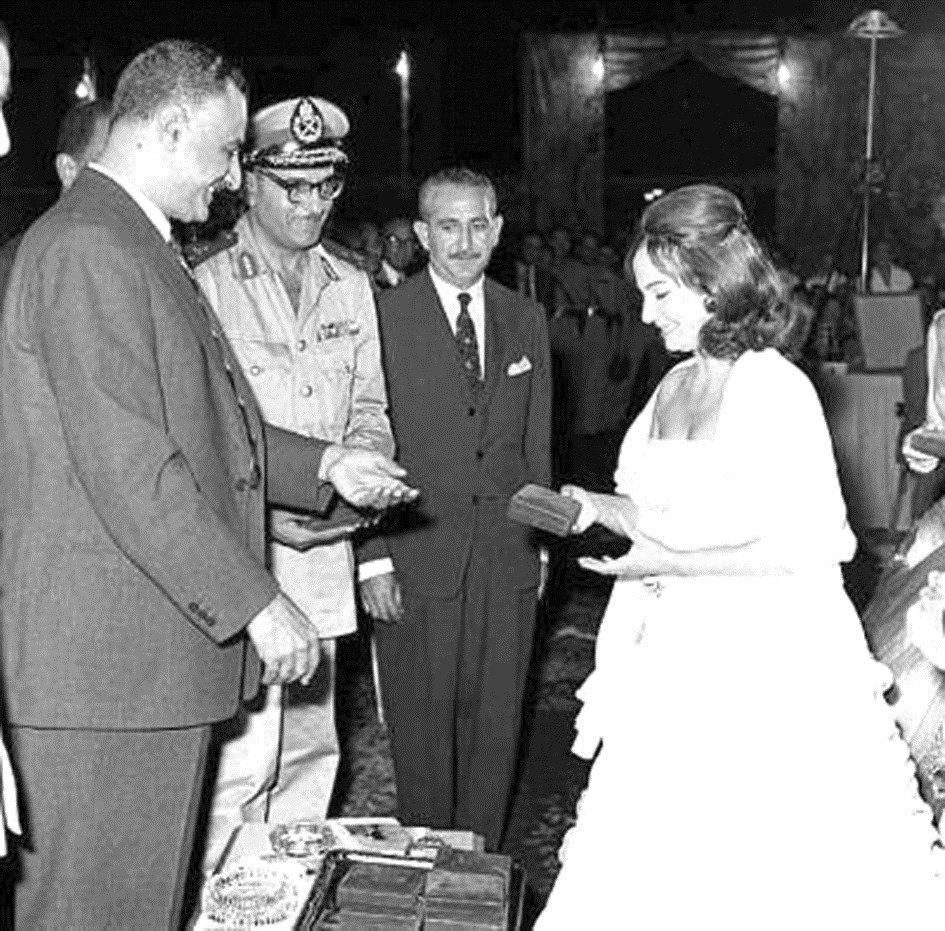 جمال عبدالناصر يقلدها وساماً