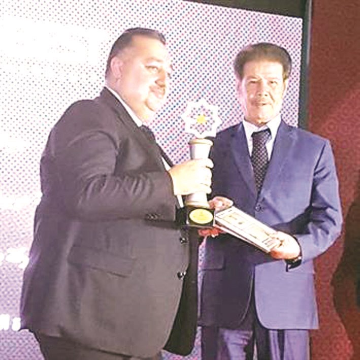 u0639u0645u0627u062f u0628u0648u062eu0645u0633u064au0646 u0645u062au0633u0644u0651u0645u0627u064b u0627u0644u062cu0627u0626u0632u0629