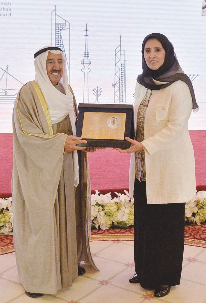 سموه متسلماً هدية تذكارية من عايدة السالم