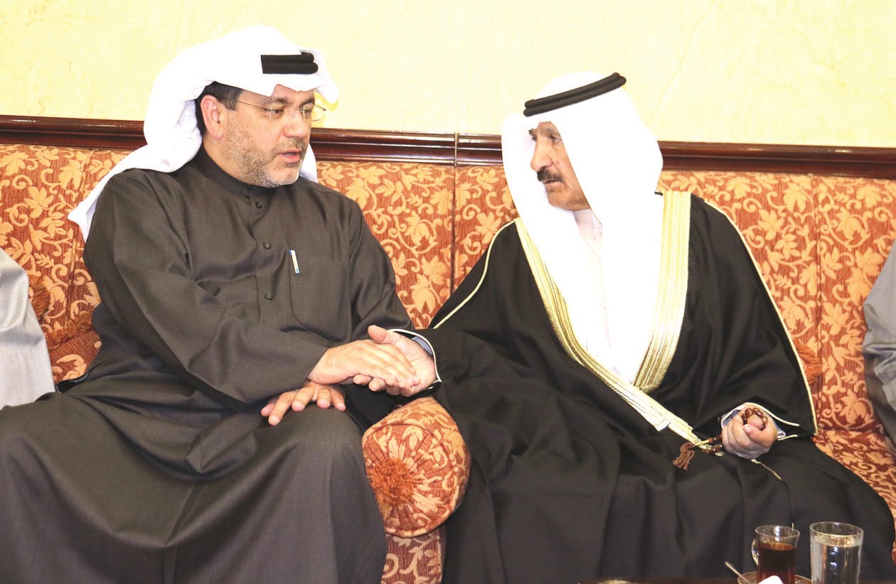 حسن كمال في حديث مع أحد الحاضرين