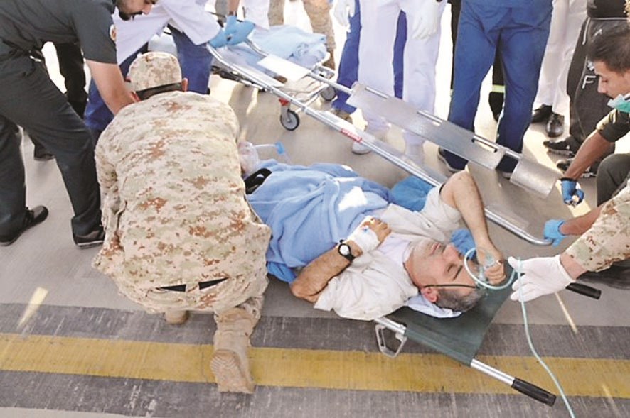 إسعافات أولية لمصاب عقب إنزاله من الطائرة