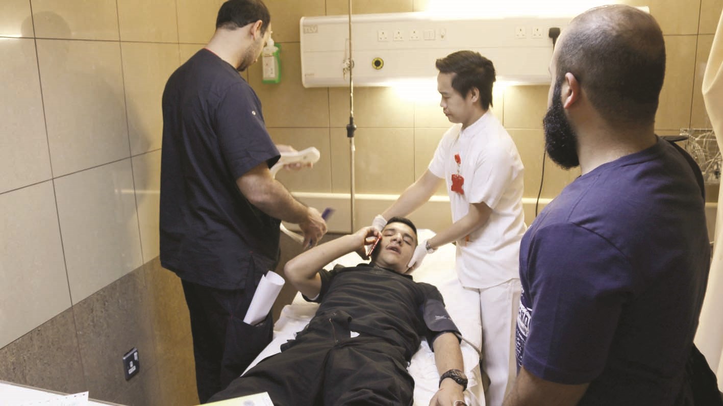 أحد المصابين في المستشقى