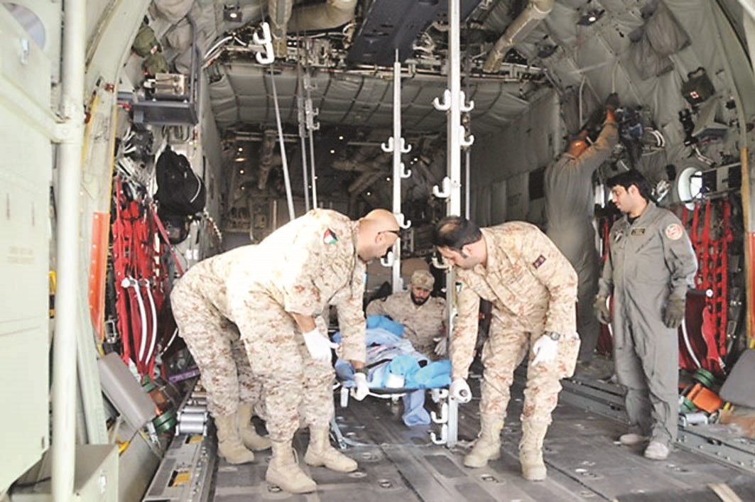 رجال الجيش يساعدون في نقل المصابين