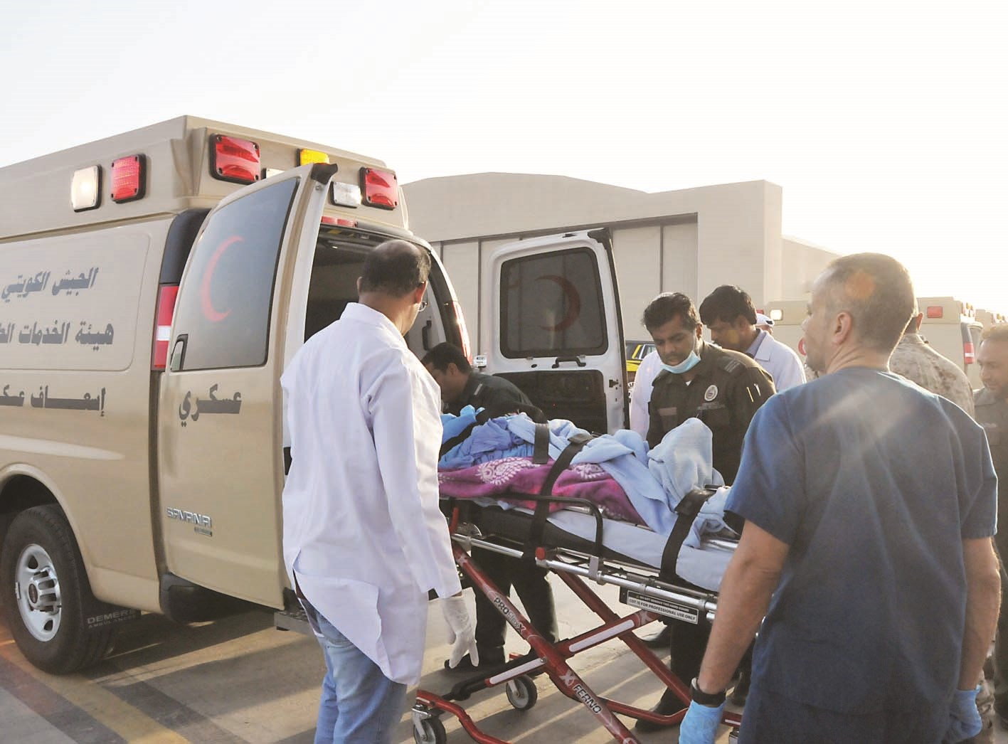 مُصاب في طريقه إلى المستشفى
