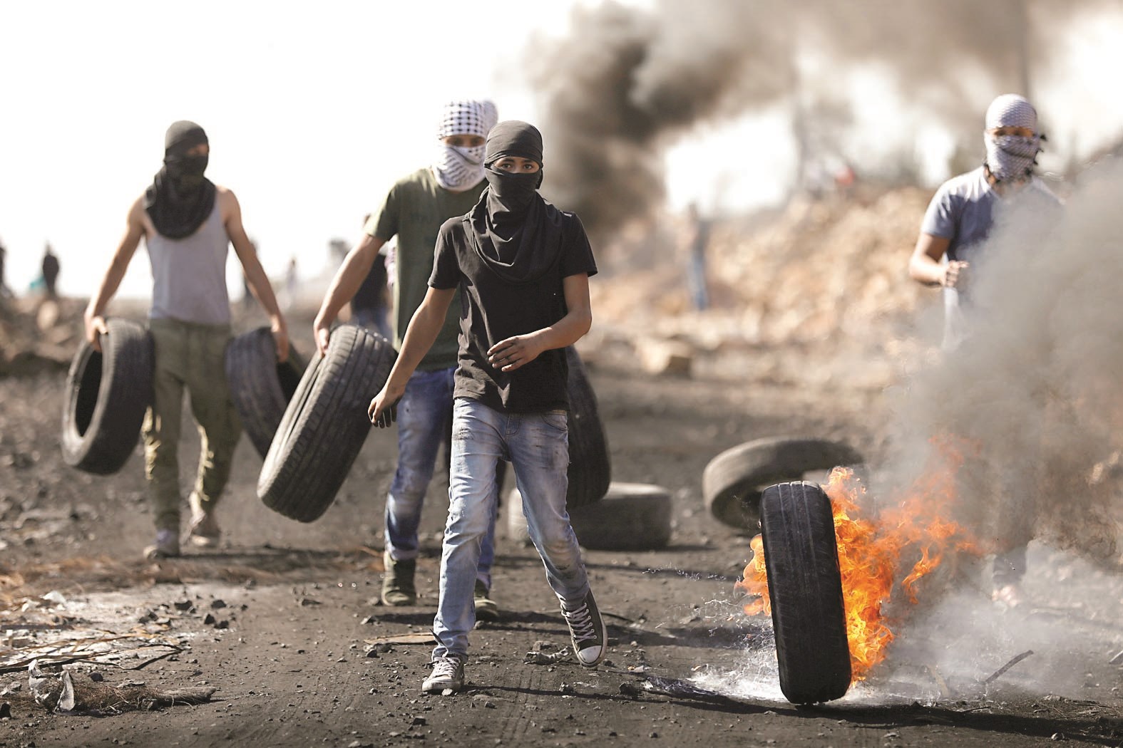 u0645u062au0638u0627u0647u0631u0648u0646 u0641u0644u0633u0637u064au0646u064au0648u0646 u064au0642u0630u0641u0648u0646 u0625u0637u0627u0631u0627u062a u0645u062du062au0631u0642u0629 u0623u062bu0646u0627u0621 u0627u0644u0627u0634u062au0628u0627u0643u0627u062a u0645u0639 u0627u0644u0642u0648u0627u062a u0627u0644u0625u0633u0631u0627u0626u064au0644u064au0629 u0641u064a u0642u0631u064au0629 u0643u0641u0631 u0642u062fu0648u0645 u0641u064a u0627u0644u0636u0641u0629 (u0631u0648u064au062au0631u0632)