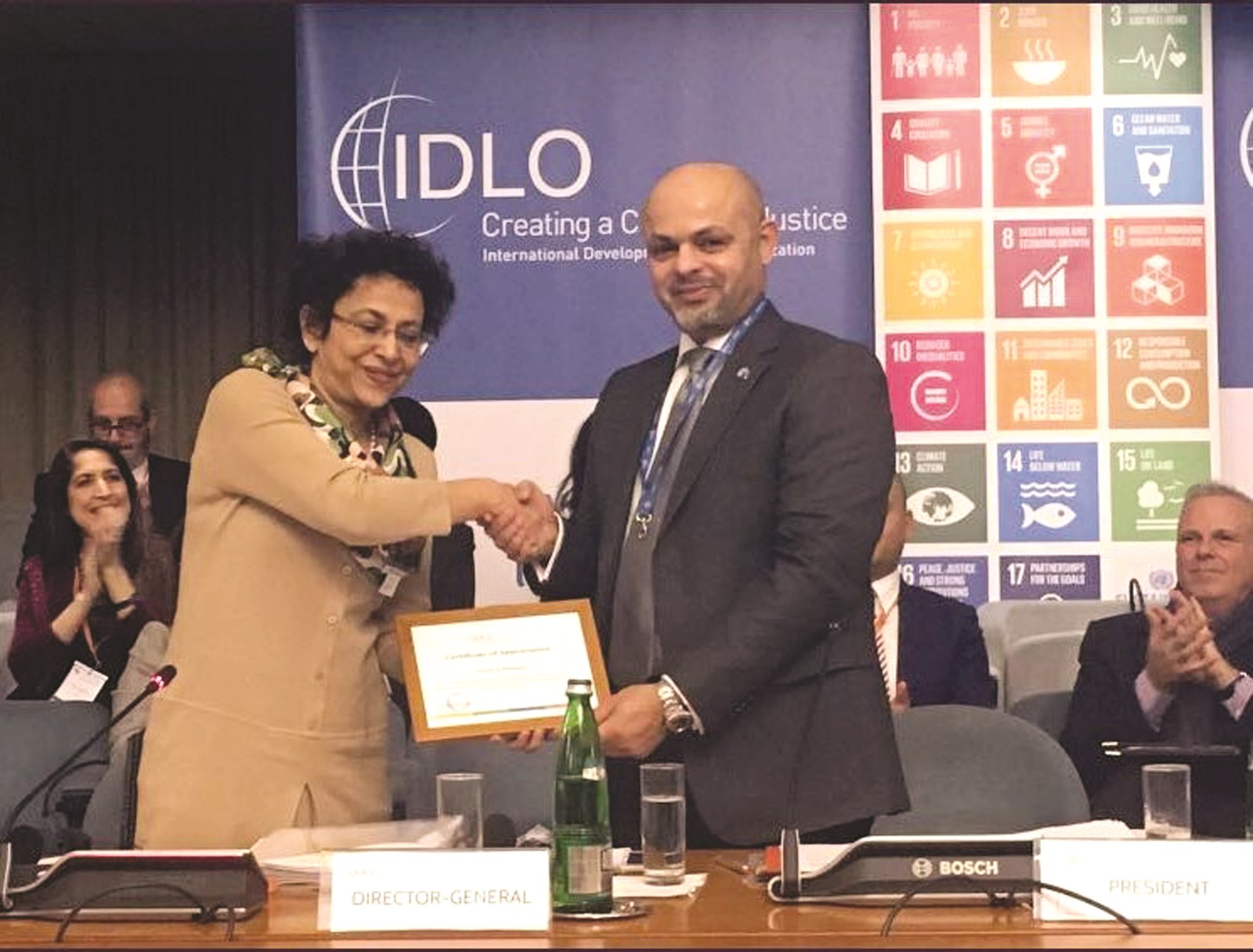 ... ويتلقى شهادة تقدير