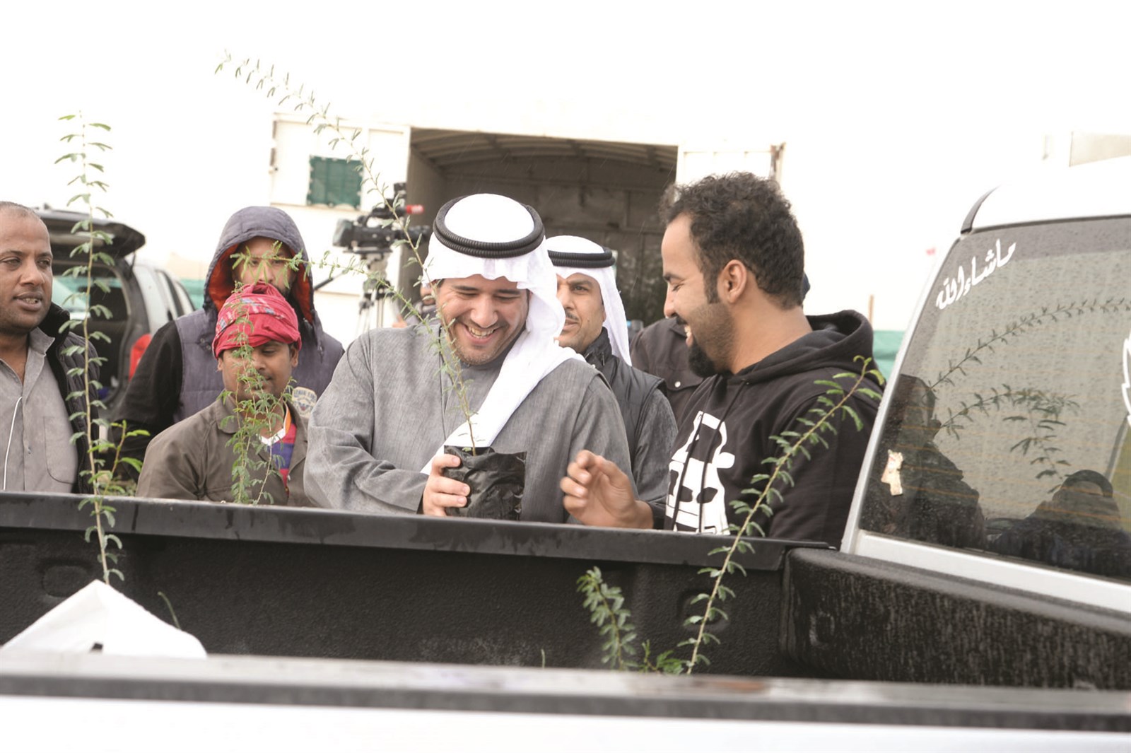 الأحمد يعاين الشتلات