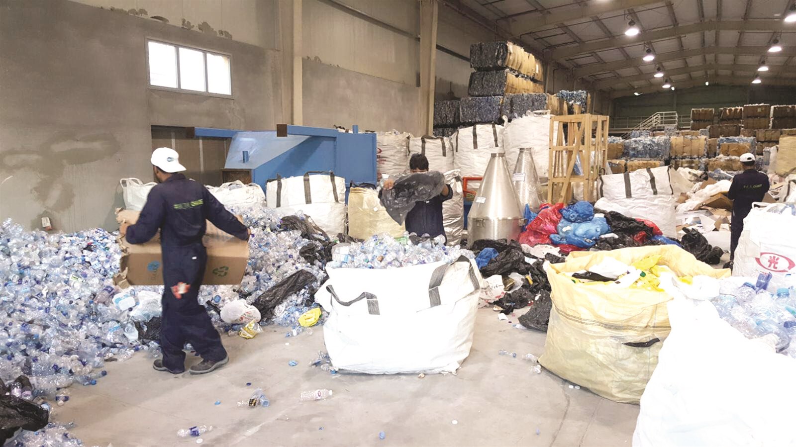 أكوام من البلاستيك في طريقها لإعادة التدوير