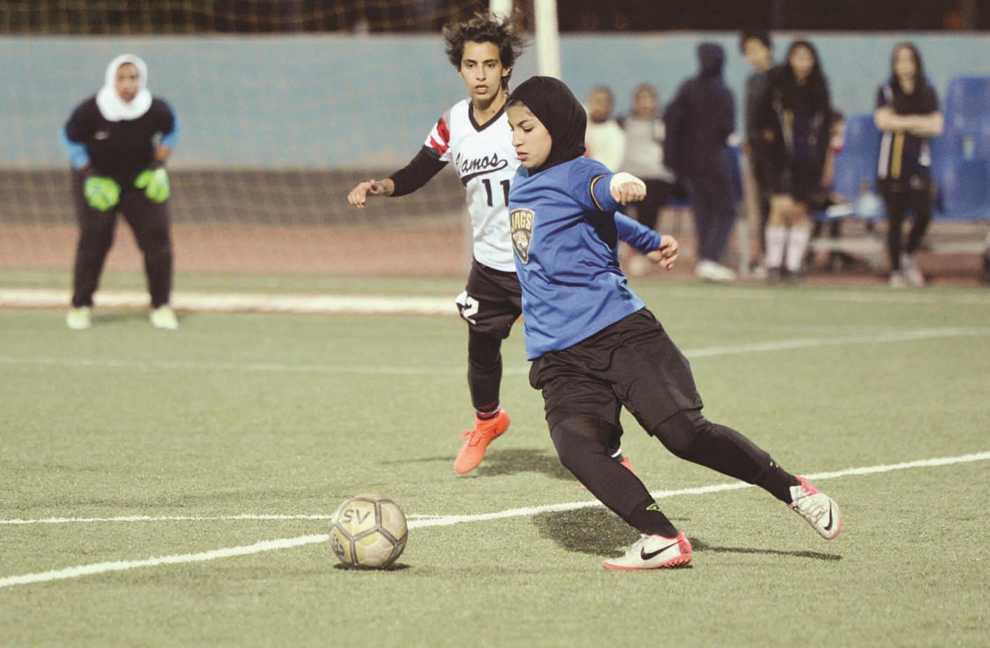 u0644u0627u0639u0628u0629 u00abu062cu0627u0643u0648u0627u0631u0632u00bb u0645u0639u0627u0644u064a u0627u0644u0639u0646u0632u064a u062eu0644u0627u0644 u0627u0644u0645u0628u0627u0631u0627u0629 u0623u0645u0627u0645 u00abu0641u0627u0645u0648u0633u00bb          (u062au0635u0648u064au0631 u0646u0627u064au0641 u0627u0644u0639u0642u0644u0629)