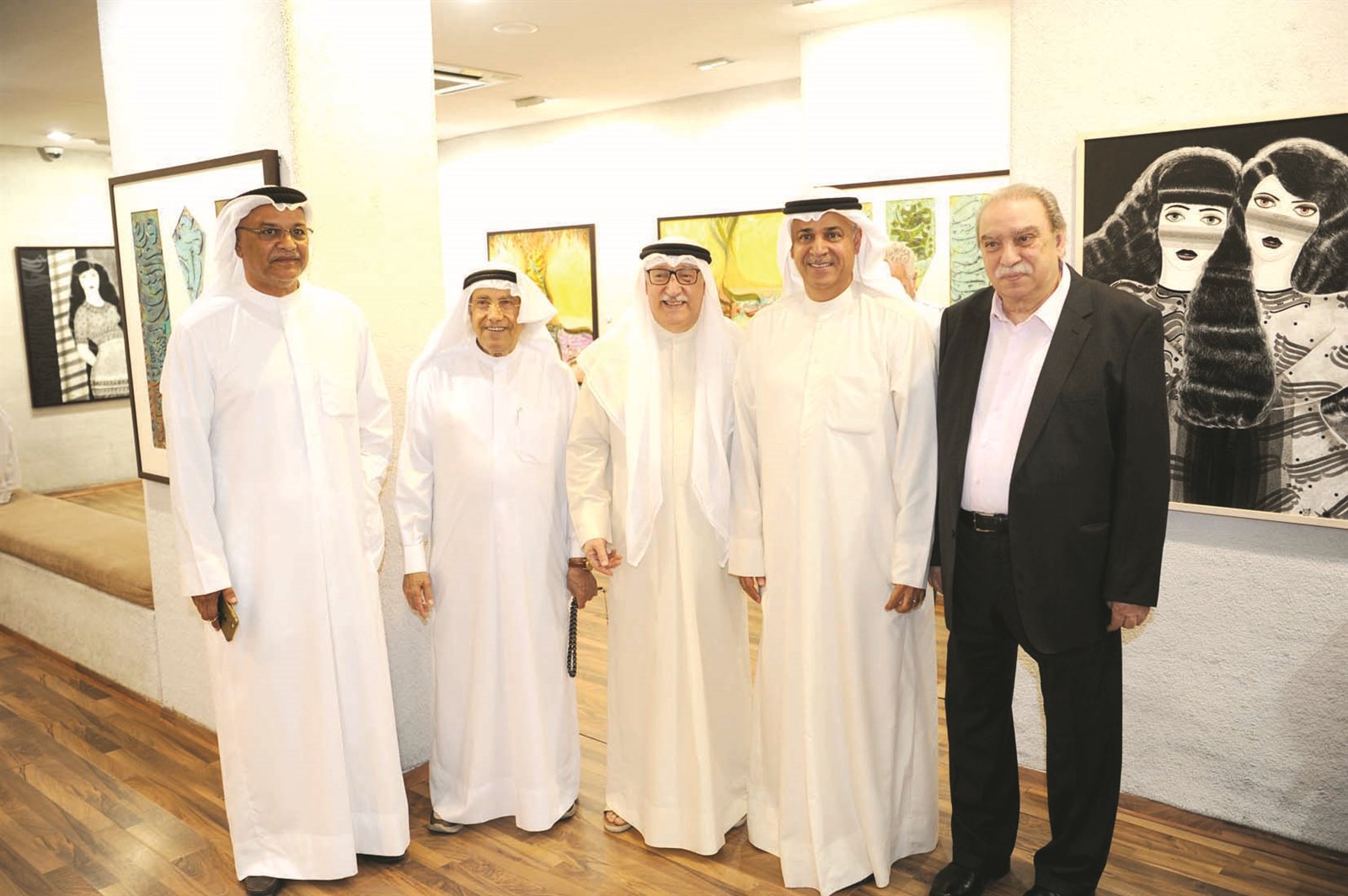 الفارسي في معرضه مع علي اليوحة وسامي محمد ويحيى سويلم (تصوير طارق عز الدين)