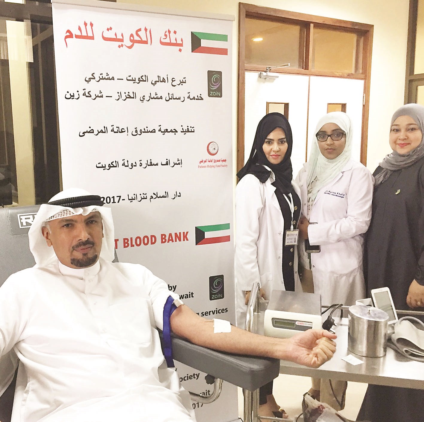 ... ويتبرع بالدم