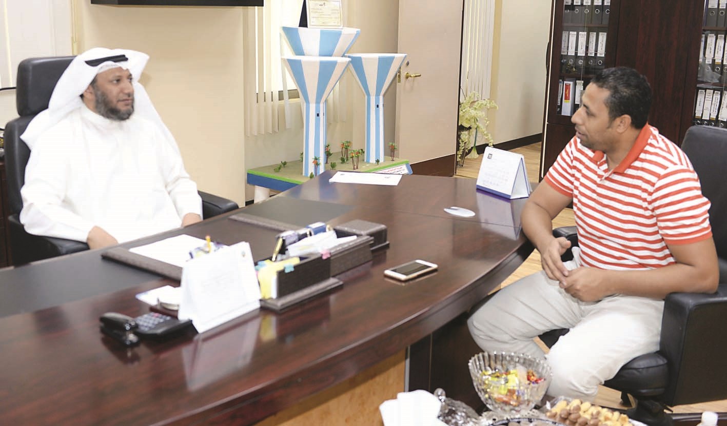 الفريج يتحدث للزميل علي العلاس (تصوير زكريا عطية)