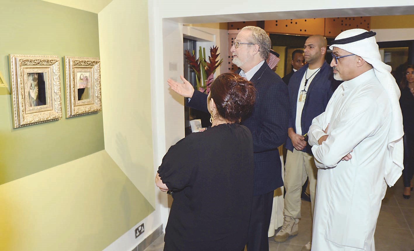 السفير الأميركي... وكلام أمام إحدى اللوحات