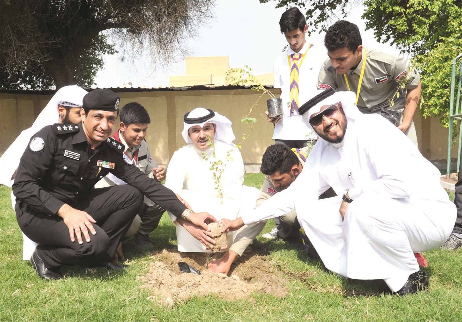 الجاسم والخالدي والحسن يزرعون شتلة سدرة (تصوير سعد هنداوي)