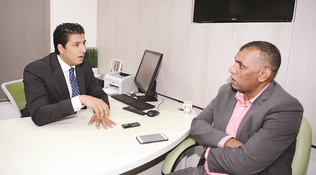 أكروف يتحدث للزميل عمر العلاس (تصوير طارق عزالدين)