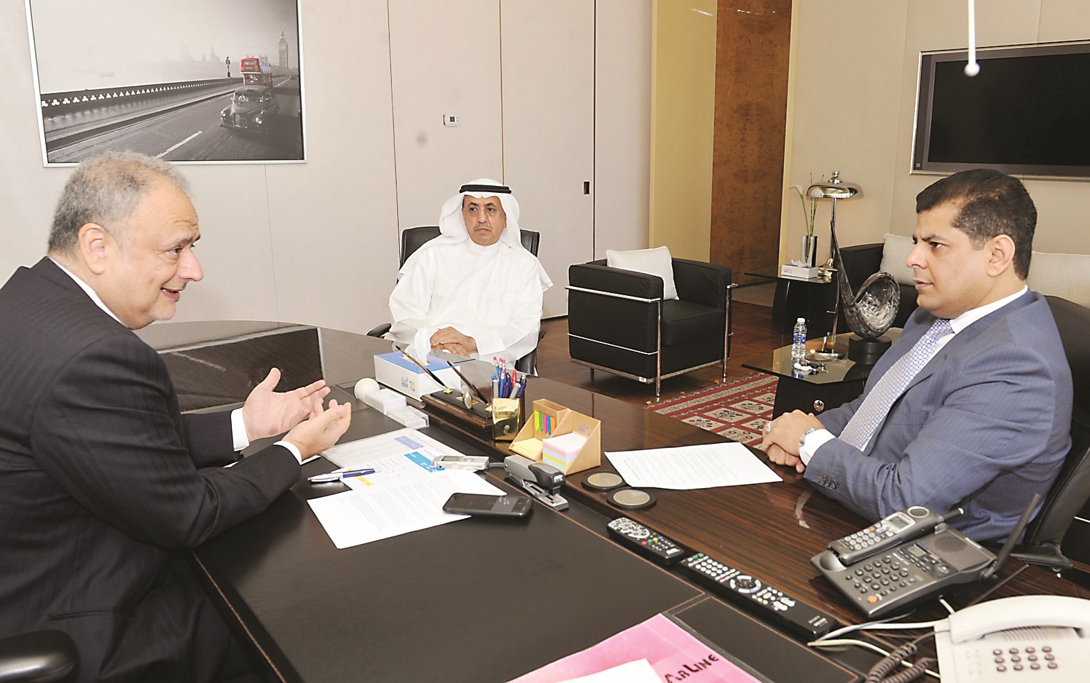 العقاد متحدثاً للزميل رضا السناري بحضور مدير عام شؤون مجلس الإدارة فوزي ثنيان