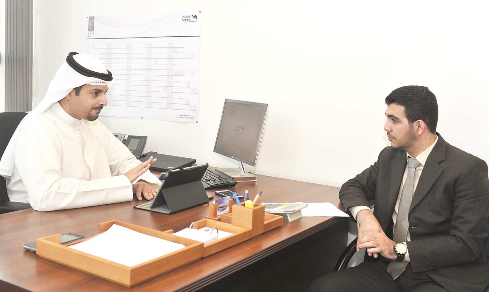 الخرافي متحدثاً للزميل علي قاسم (تصوير نايف العقلة)