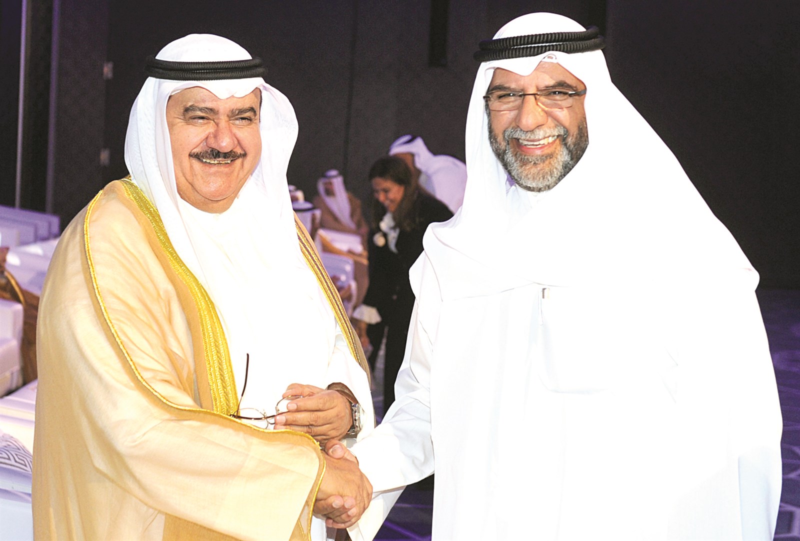 مروان بودي مصافحاً ثابت المهنا