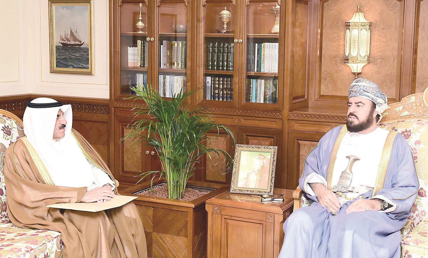 أسعد آل سعيد مستقبلاً السفير المطيري