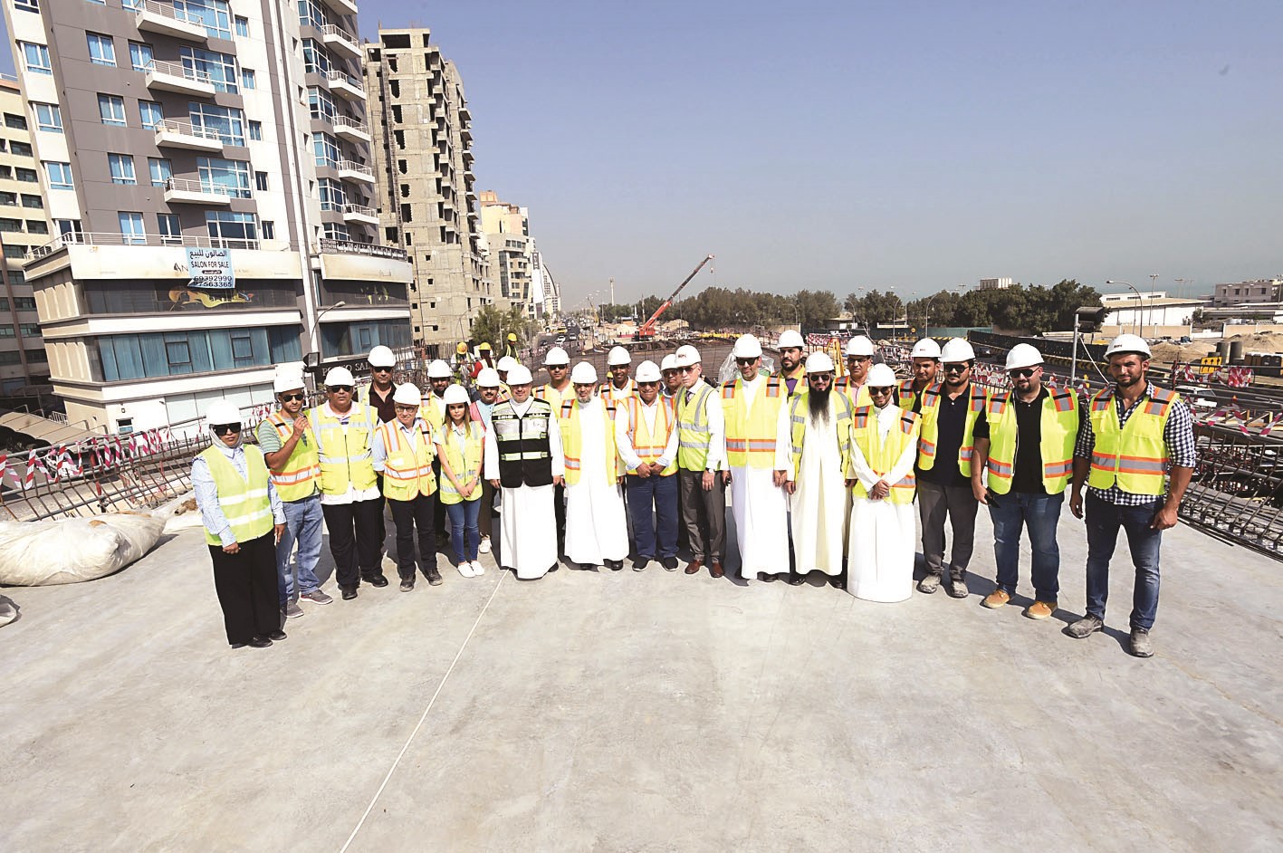 المطوع متوسطاً مهندسي المشروع (تصوير أسعد عبدالله)