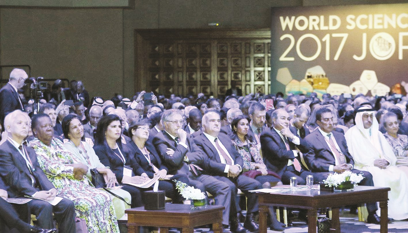 وزير التربية والتعليم العالي في مقدم الحضور في افتتاح المؤتمر