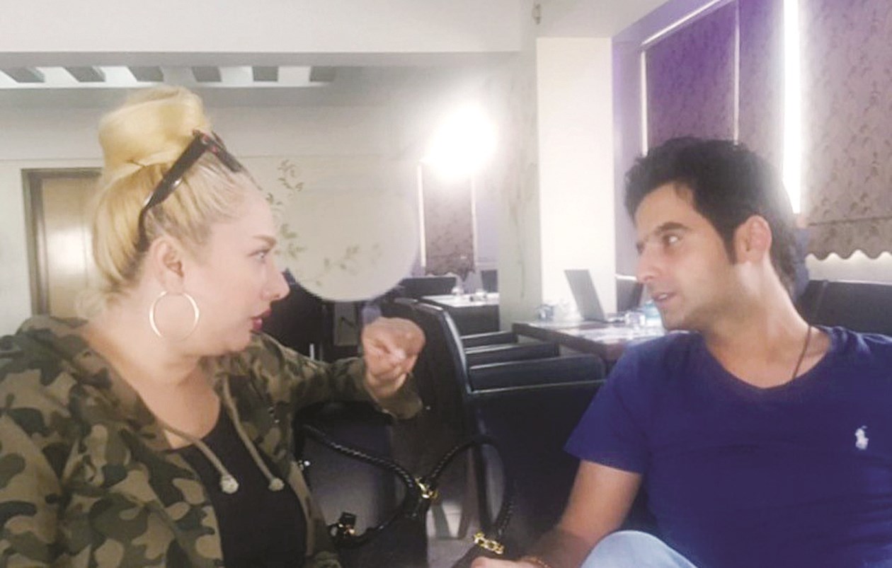 ميس قمر تتحدث إلى الزميل حمود العنزي