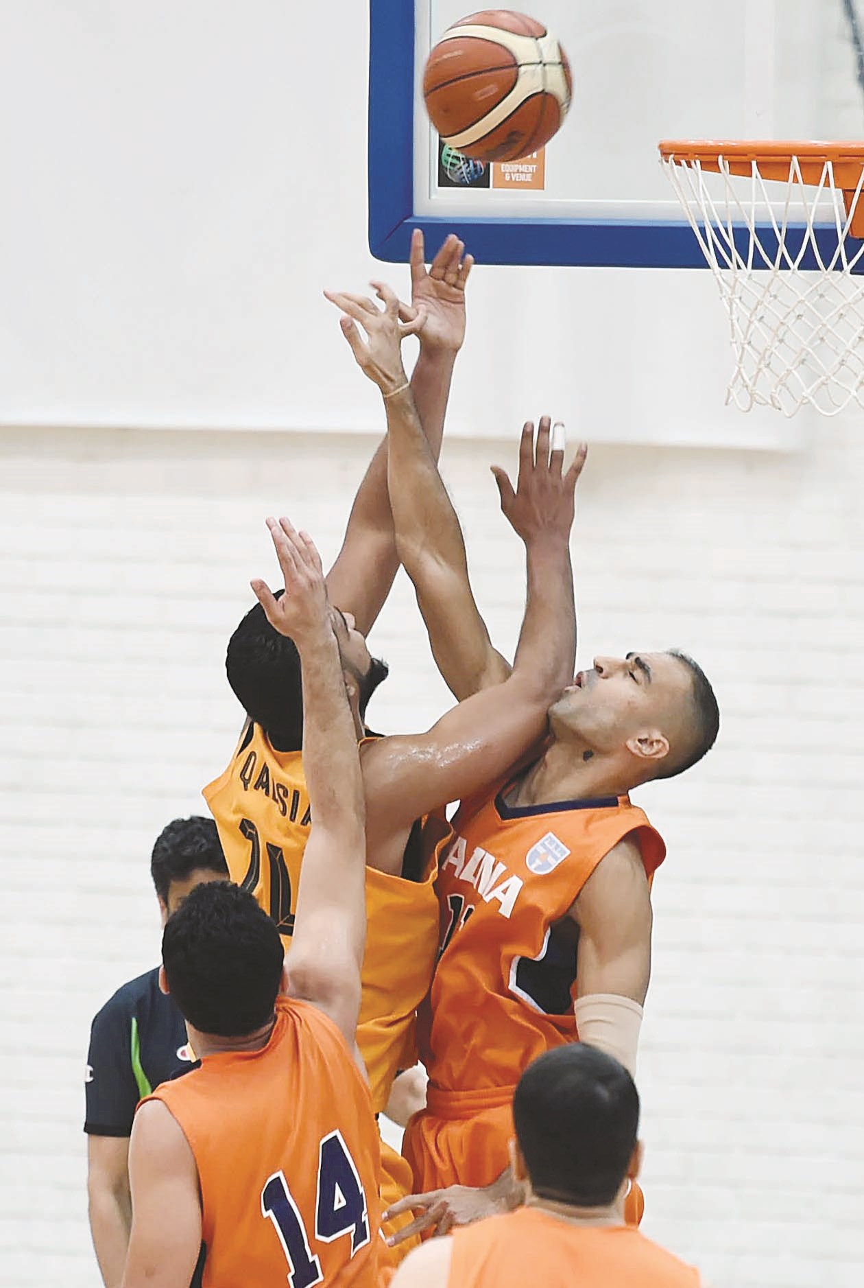 u0635u0631u0627u0639 u00abu0639u0646u064au0641u00bb u062au062du062a u0627u0644u0633u0644u0629 u062eu0644u0627u0644 u0645u0628u0627u0631u0627u0629 u0643u0627u0638u0645u0629 u0648u0627u0644u0642u0627u062fu0633u064au0629 (u062au0635u0648u064au0631 u0623u0633u0639u062f u0639u0628u062fu0627u0644u0644u0647)