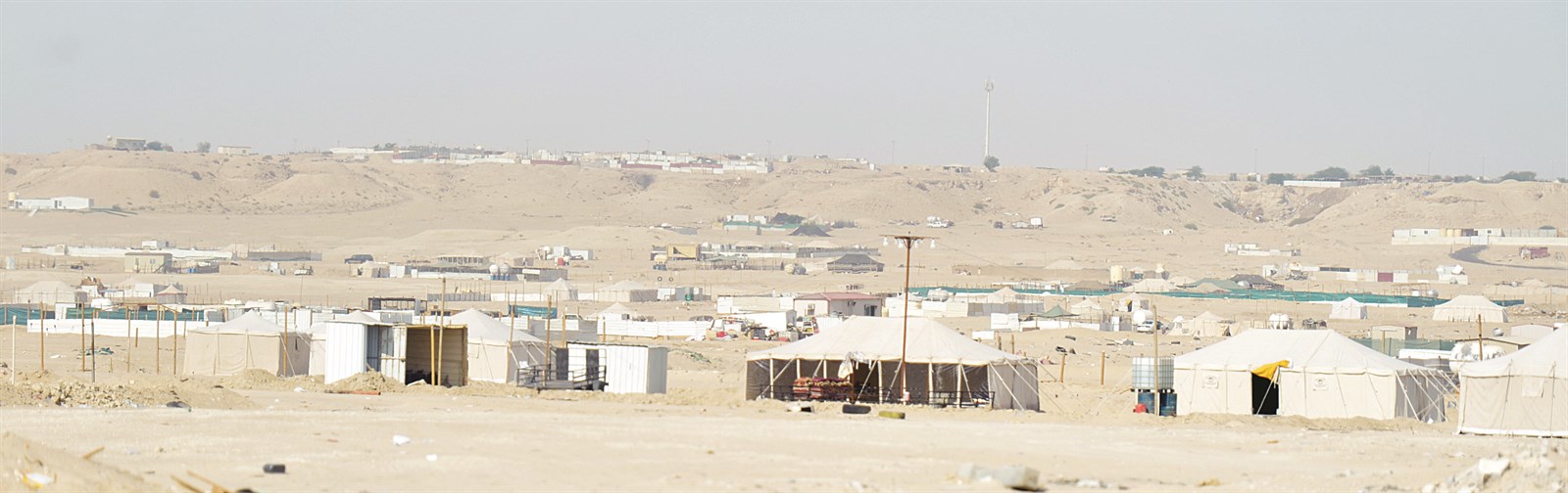 مخيمات تنتشر في كل مكان في البر قبل بدء تراخيص التخييم (تصوير نايف العقلة)