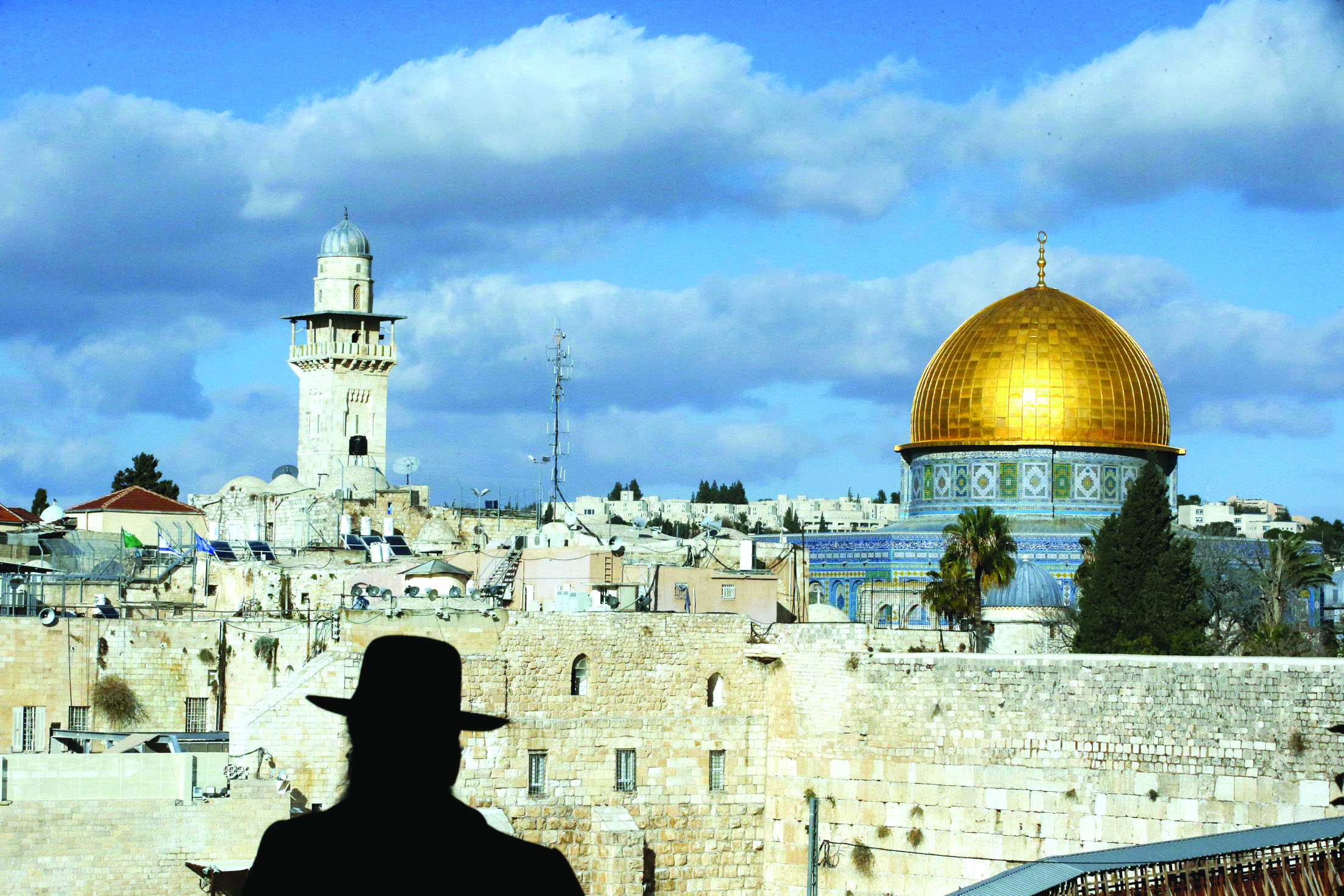 u0631u062cu0644 u064au0647u0648u062fu064a u0645u062au062fu064au0646 u0623u0645u0627u0645 u0645u0633u062cu062f u0642u0628u0629 u0627u0644u0635u062eu0631u0629 u0641u0649 u0627u0644u0628u0644u062fu0629 u0627u0644u0642u062fu064au0645u0629 u0628u0627u0644u0642u062fu0633   (u0631u0648u064au062au0631u0632)