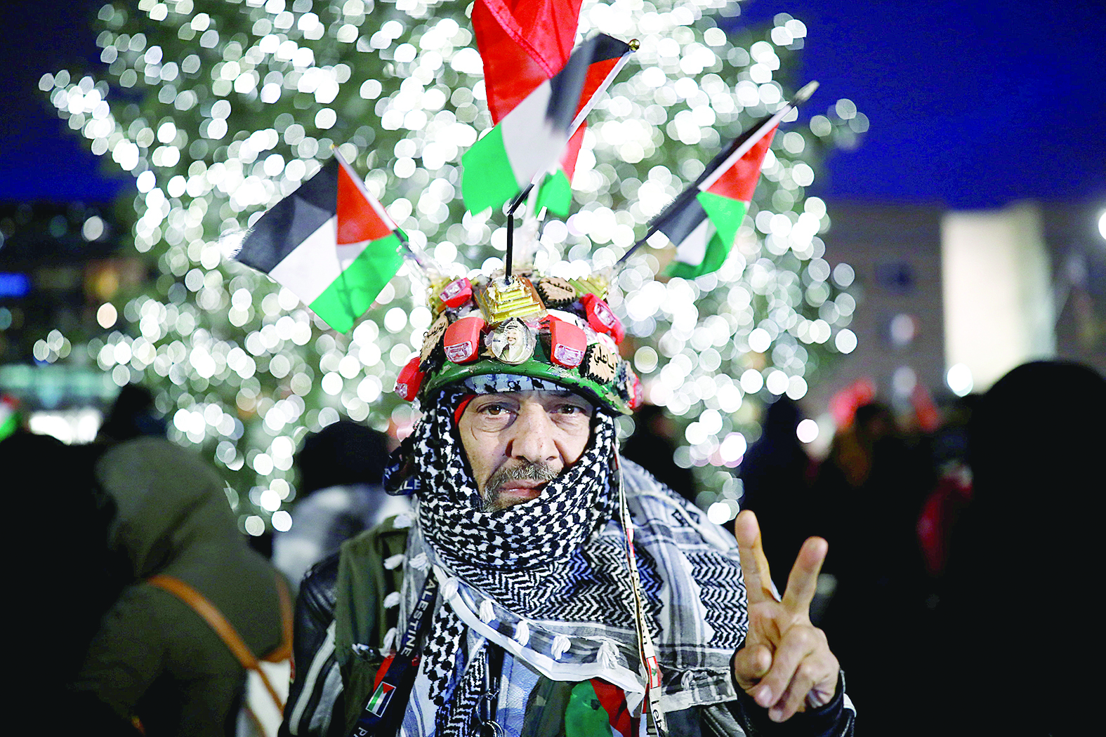 متظاهر أمام السفارة الأميركية في برلين تنديداً بقرار ترامب   	(رويترز) 