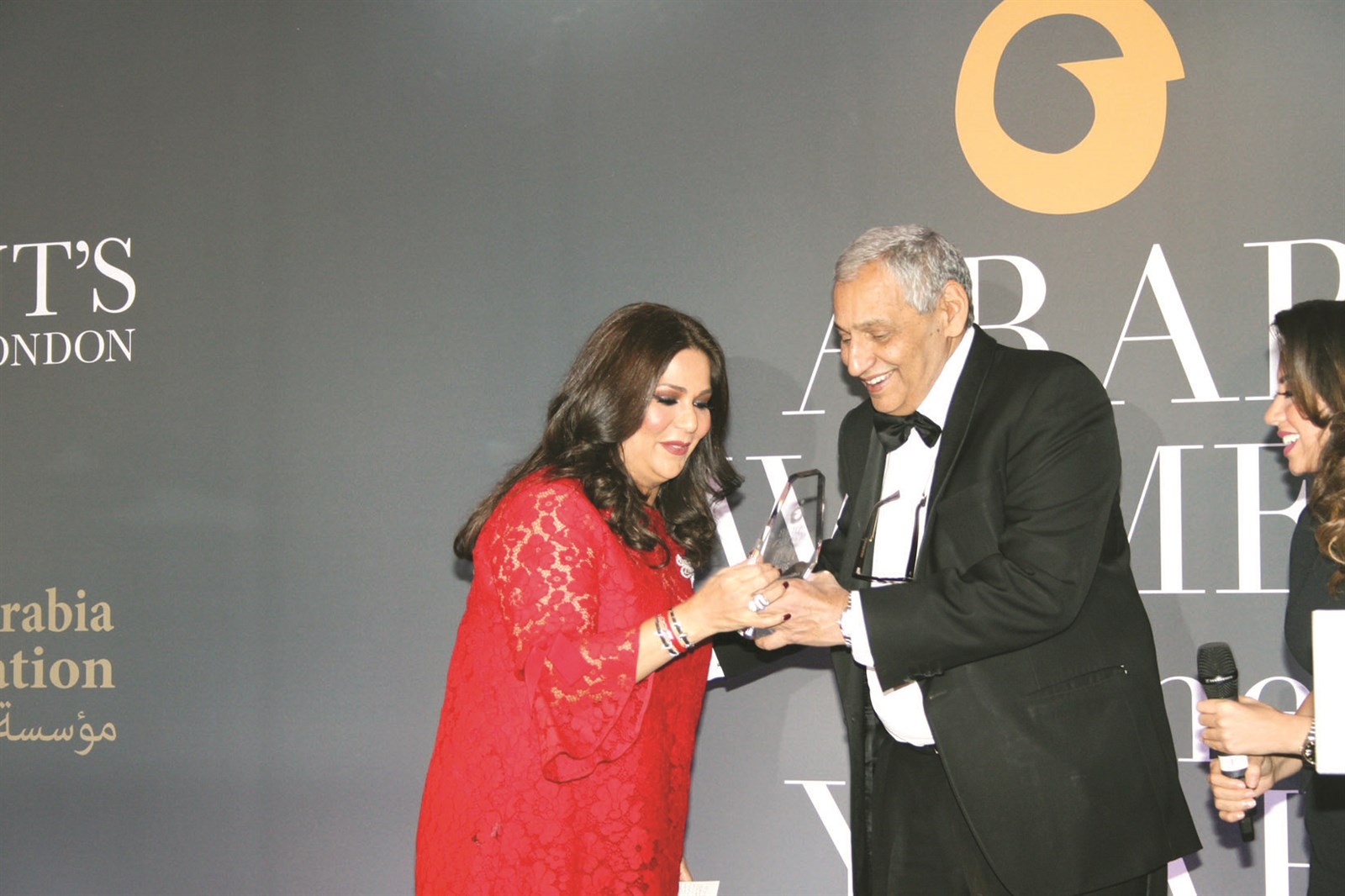 الدويسان يسلم نوال جائزتها