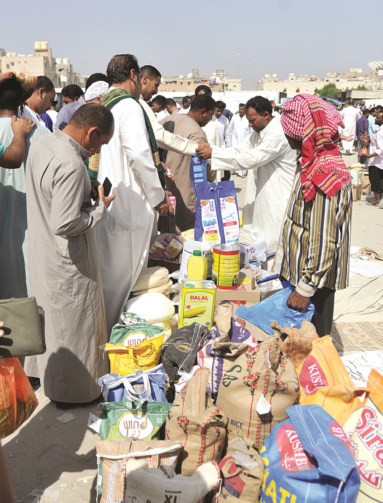 حركة بيع نشطة لمواد التموين في السوق السوداء
