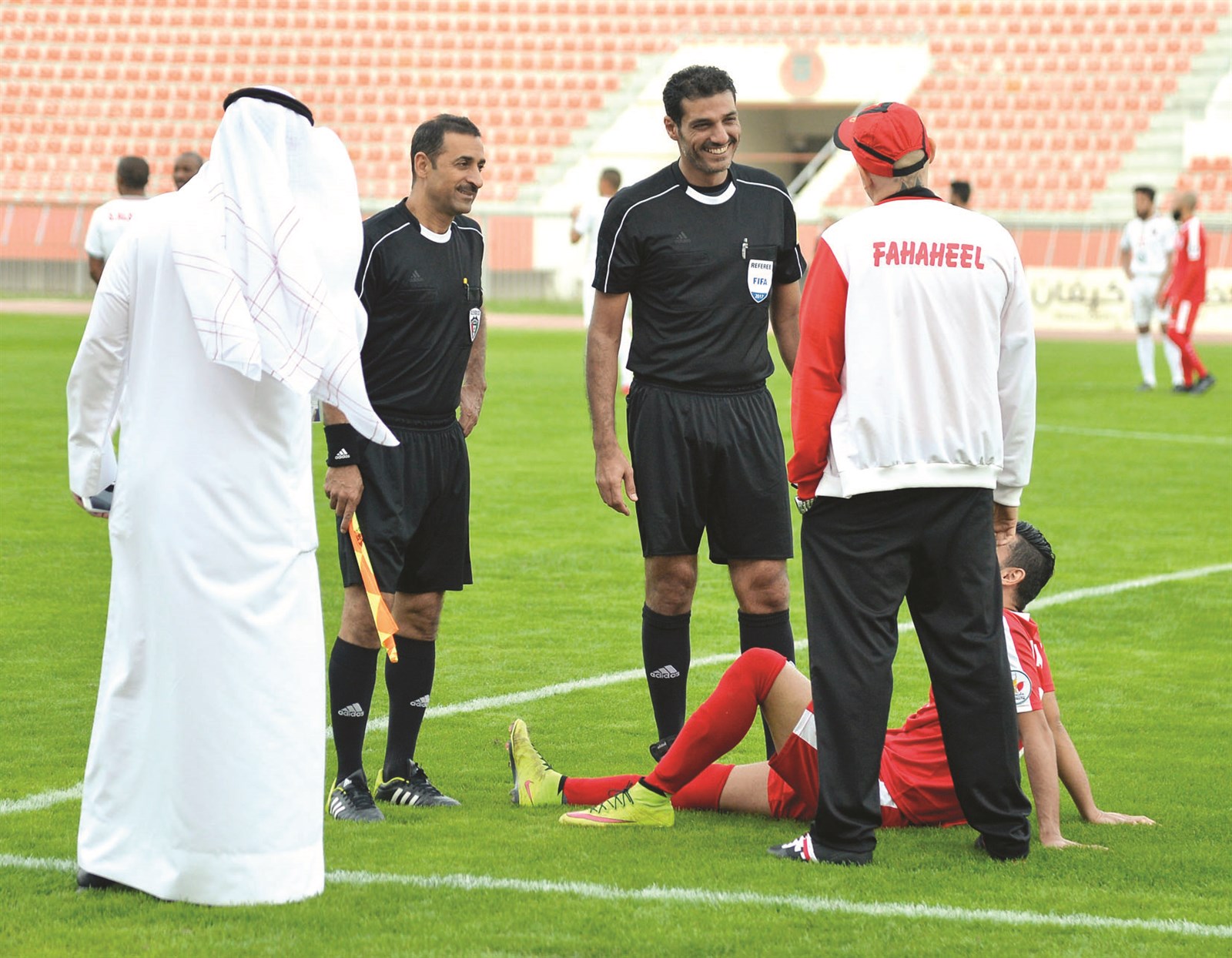الحكم علي محمود يوقف المباراة بعد سقوط لاعب الفحيحيل محمد الصالح بداعي الإصابة