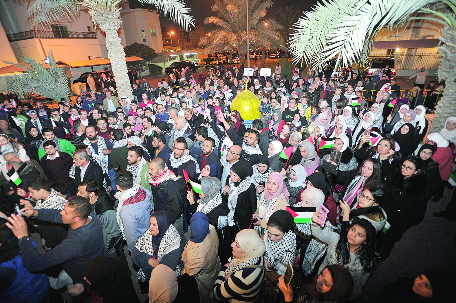 المئات شاركوا أمام سفارة فلسطين