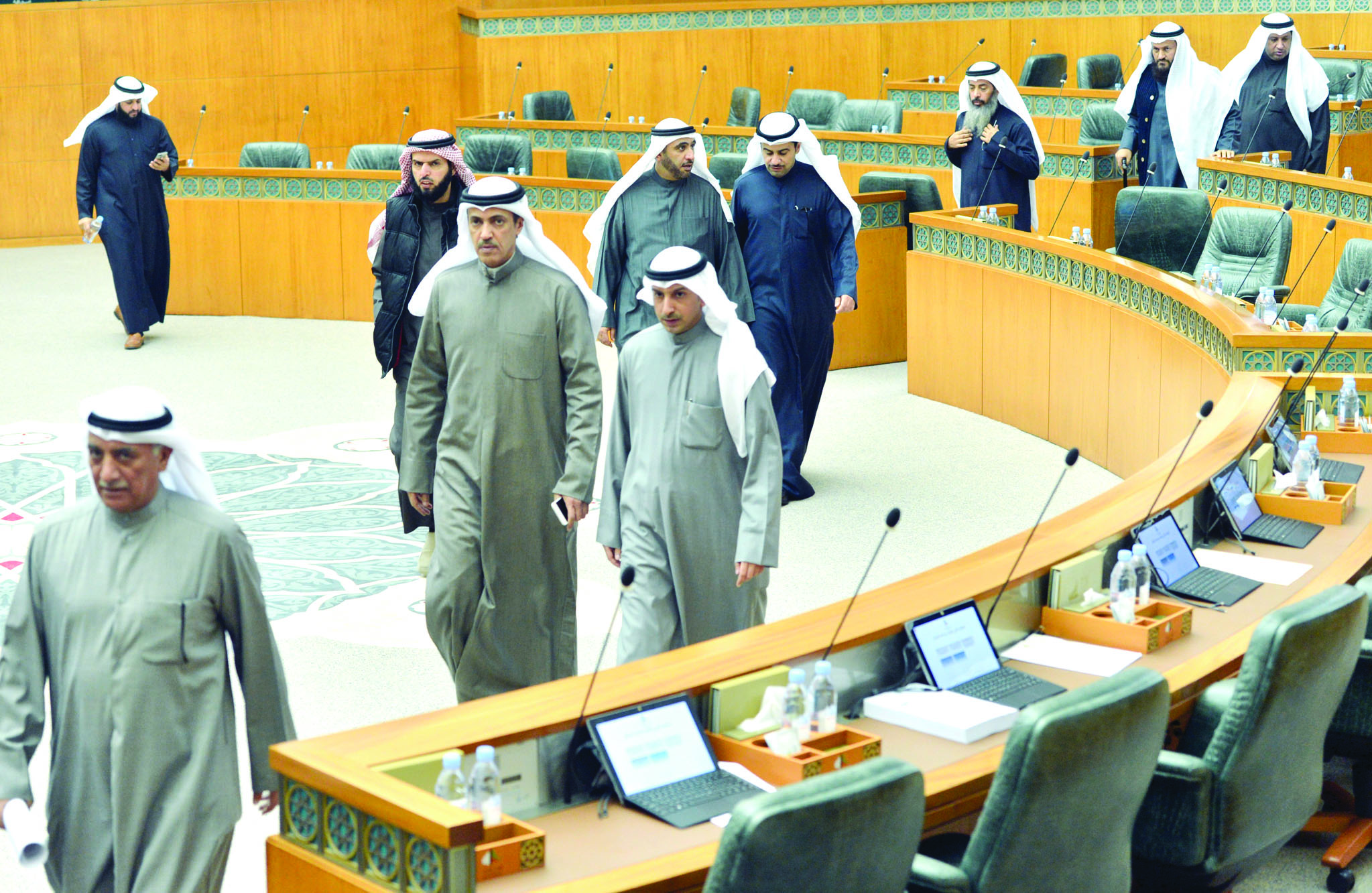 النواب الحاضرون يخرجون بعد رفع الجلسة 