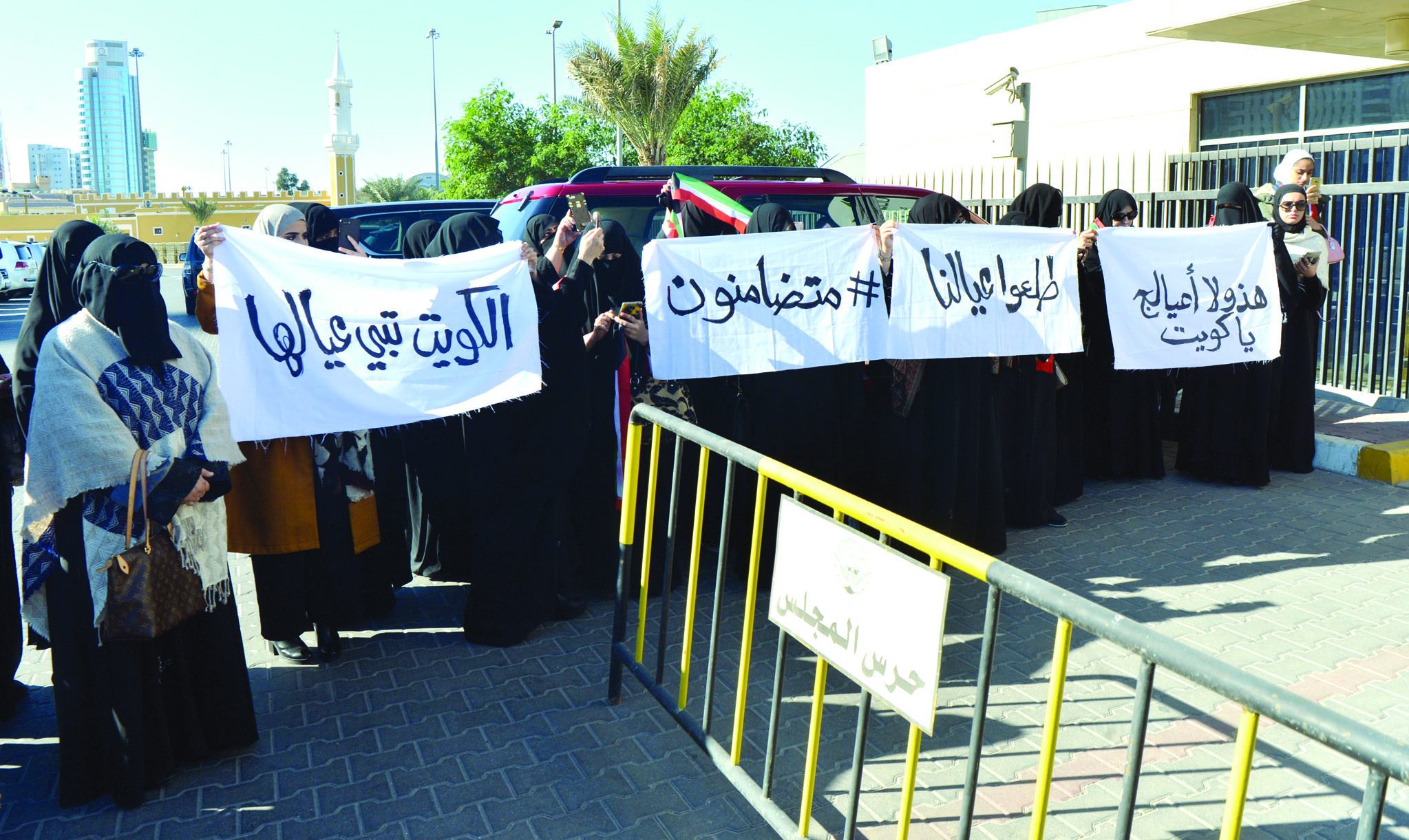 اعتصام ذوي المسجونين أمام المجلس بعد رفع الجلسة