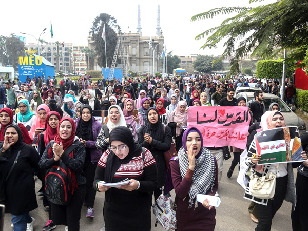 u0637u0627u0644u0628u0627u062a u0645u0635u0631u064au0627u062a u0641u064a u062cu0627u0645u0639u0629 u0639u064au0646 u0634u0645u0633 u064au062au0638u0627u0647u0631u0646 u0623u0645u0633 u062au0636u0627u0645u0646u0627u064b u0645u0639 u0627u0644u0642u062fu0633 t(u0627 u0641 u0628)