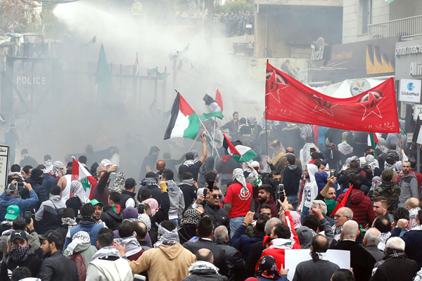 u0642u0648u0627u062a u0627u0644u0623u0645u0646 u0627u0644u0644u0628u0646u0627u0646u064au0629 u062au0633u062au062eu062fu0645 u062eu0631u0627u0637u064au0645 u0627u0644u0645u064au0627u0647 u0644u0645u0646u0639 u0645u062au0638u0627u0647u0631u064au0646 u0645u0646 u0627u0644u0648u0635u0648u0644 u0625u0644u0649 u0627u0644u0633u0641u0627u0631u0629 u0627u0644u0623u0645u064au0631u0643u064au0629 u0641u064a u0645u0646u0637u0642u0629 u0639u0648u0643u0631 u0634u0645u0627u0644 u0628u064au0631u0648u062at (u0631u0648u064au062au0631u0632)