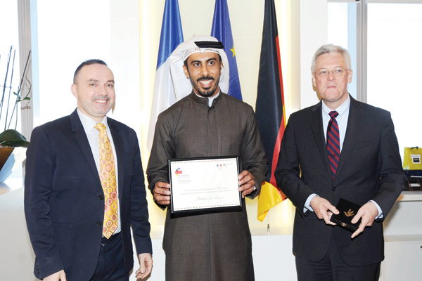 u0627u0644u062eu0646u064au0646u064a u0645u062au0633u0644u0645u0627u064b u0627u0644u062cu0627u0626u0632u0629 u0648u0645u062au0648u0633u0637u0627u064b u0627u0644u0633u0641u064au0631u064au0646 u0646u062eu0644u0629 u0648u0628u064au0631u063au0646u0631 t(u062au0635u0648u064au0631 u0643u0631u0645 u0630u064au0627u0628)