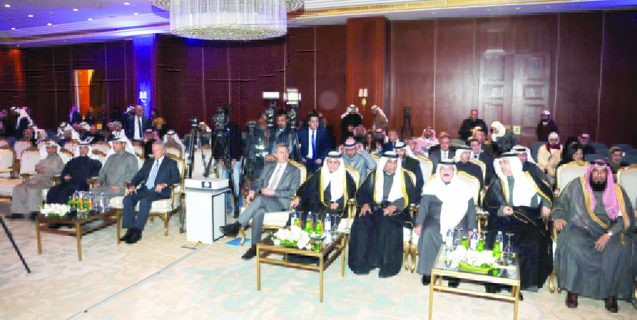 u062cu0627u0646u0628 u0645u0646 u0627u0644u062du0636u0648u0631t (u062au0635u0648u064au0631 u0637u0627u0631u0642 u0639u0632u0627u0644u062fu064au0646)