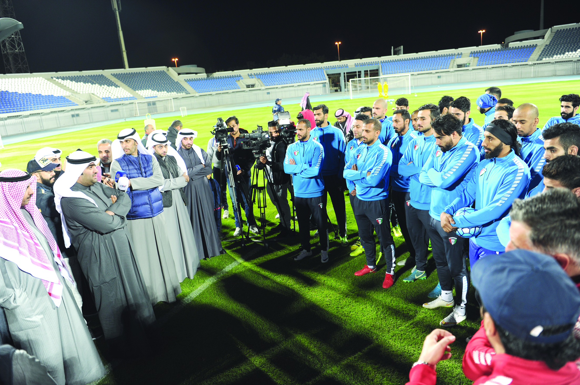 u0627u0644u0631u0648u0636u0627u0646 u0645u062au062du062fu062bu0627u064b u0625u0644u0649 u0627u0644u0644u0627u0639u0628u064au0646 t(u062au0635u0648u064au0631 u0637u0627u0631u0642 u0639u0632u0627u0644u062fu064au0646)