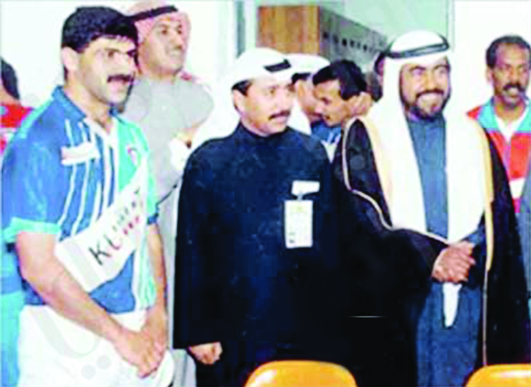 أسد تقي مع فهد الأحمد وطلال الخالد ومحمد إبراهيم بعد التتويج بكأس الخليج العاشرة