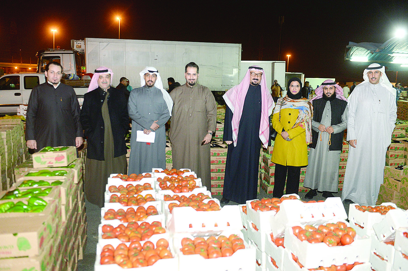 رجب وفريق الجولة في صورة جماعية وسط الشبرة	 