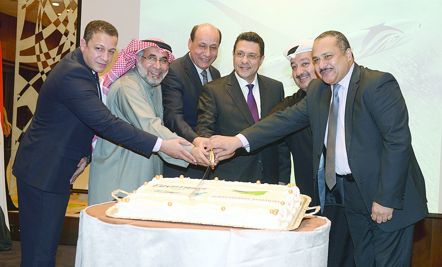 بوخمسين والقوني والفوزان يقطعون قالب الحلوى 	(تصوير زكريا عطية)