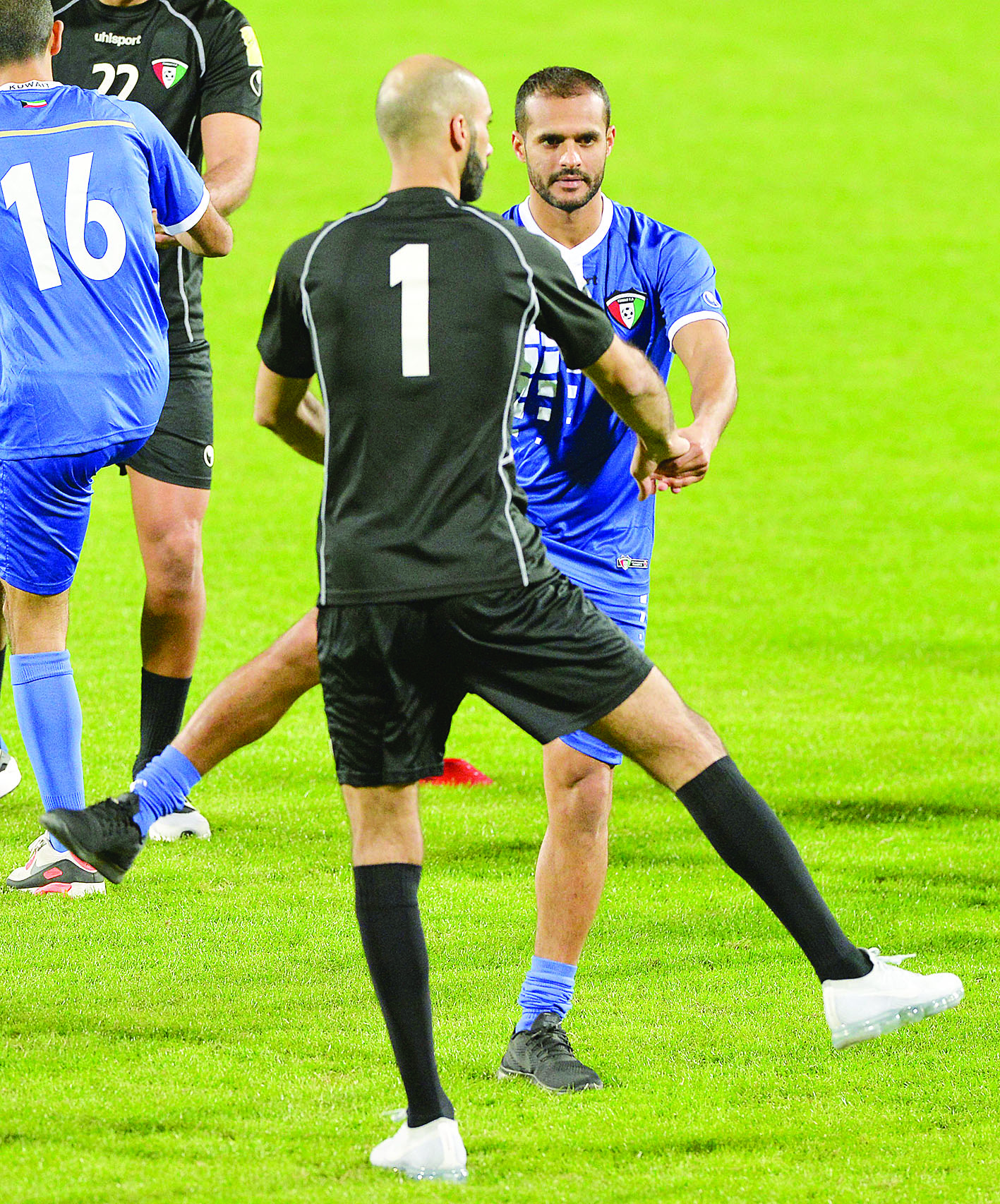 بدر المطوع ومصعب الكندري خلال تدريبات منتخب الكويت    			  (الأزرق دوت كوم)