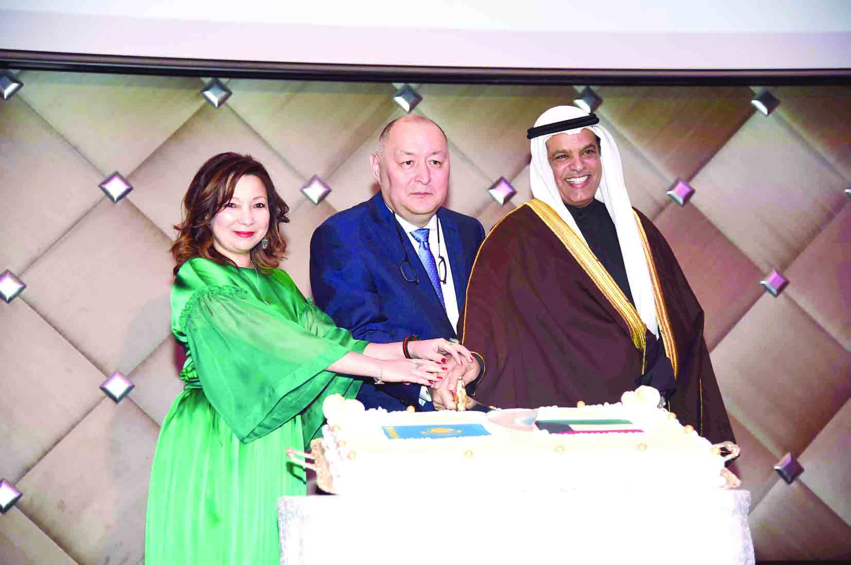 السعيد يشارك عبدرامانوف وقرينته قطع قالب الحلوى