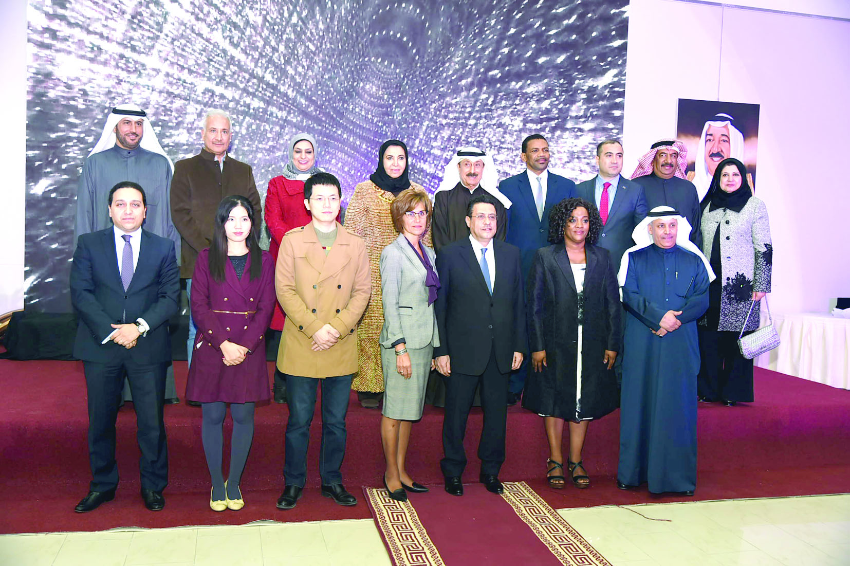 الصباح وسلمان مع فنانين تشكيليين مشاركين في الملتقى