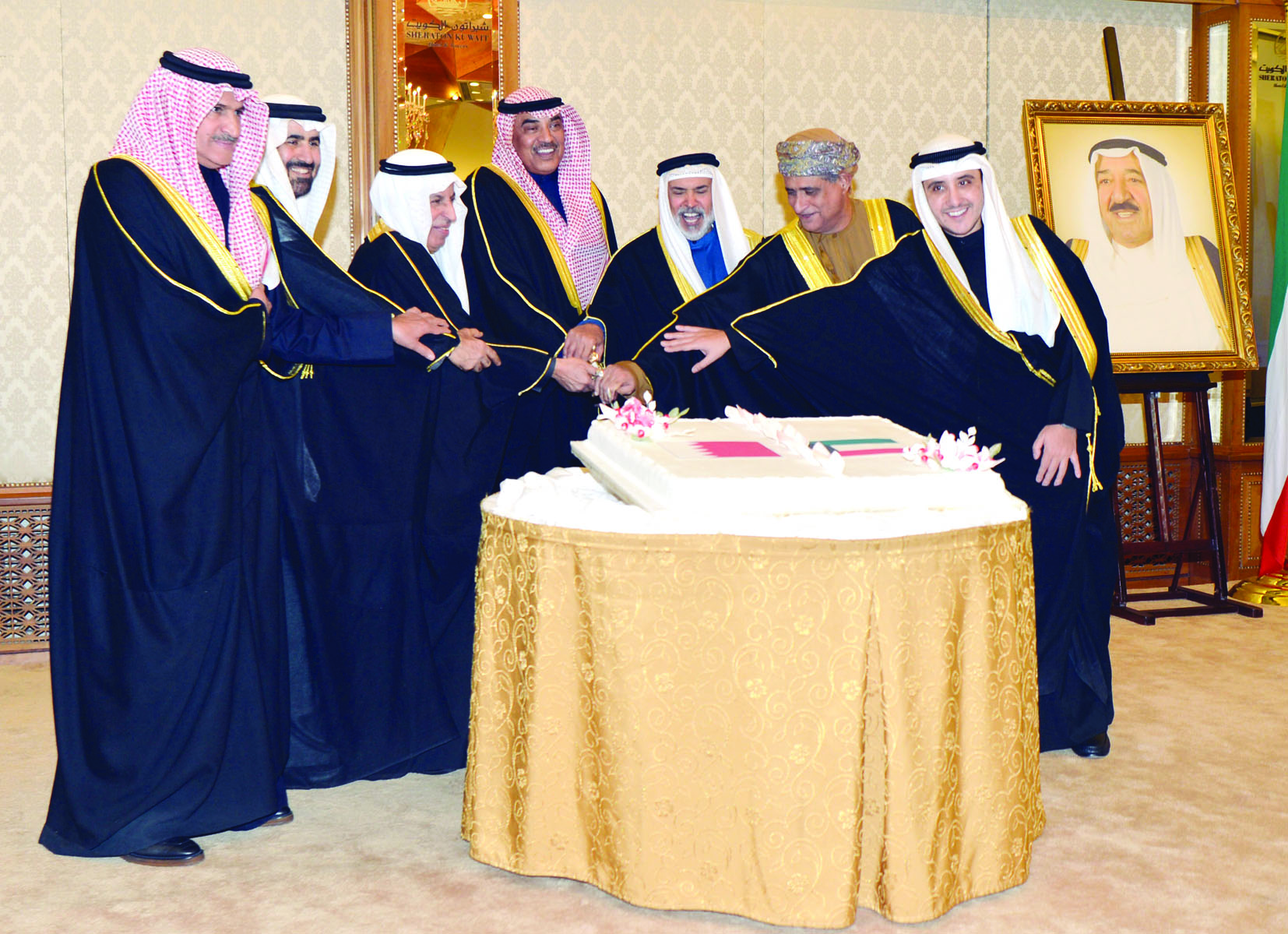 الخالد مشاركاً السفراء الخليجيين قطع قالب الحلوى 	(تصوير نايف العقلة)
